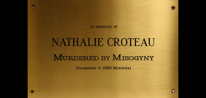 刻有文字的黄铜牌匾，纪念纳塔莉·克罗托/被厌女者谋杀/1989年12月6日蒙特利尔